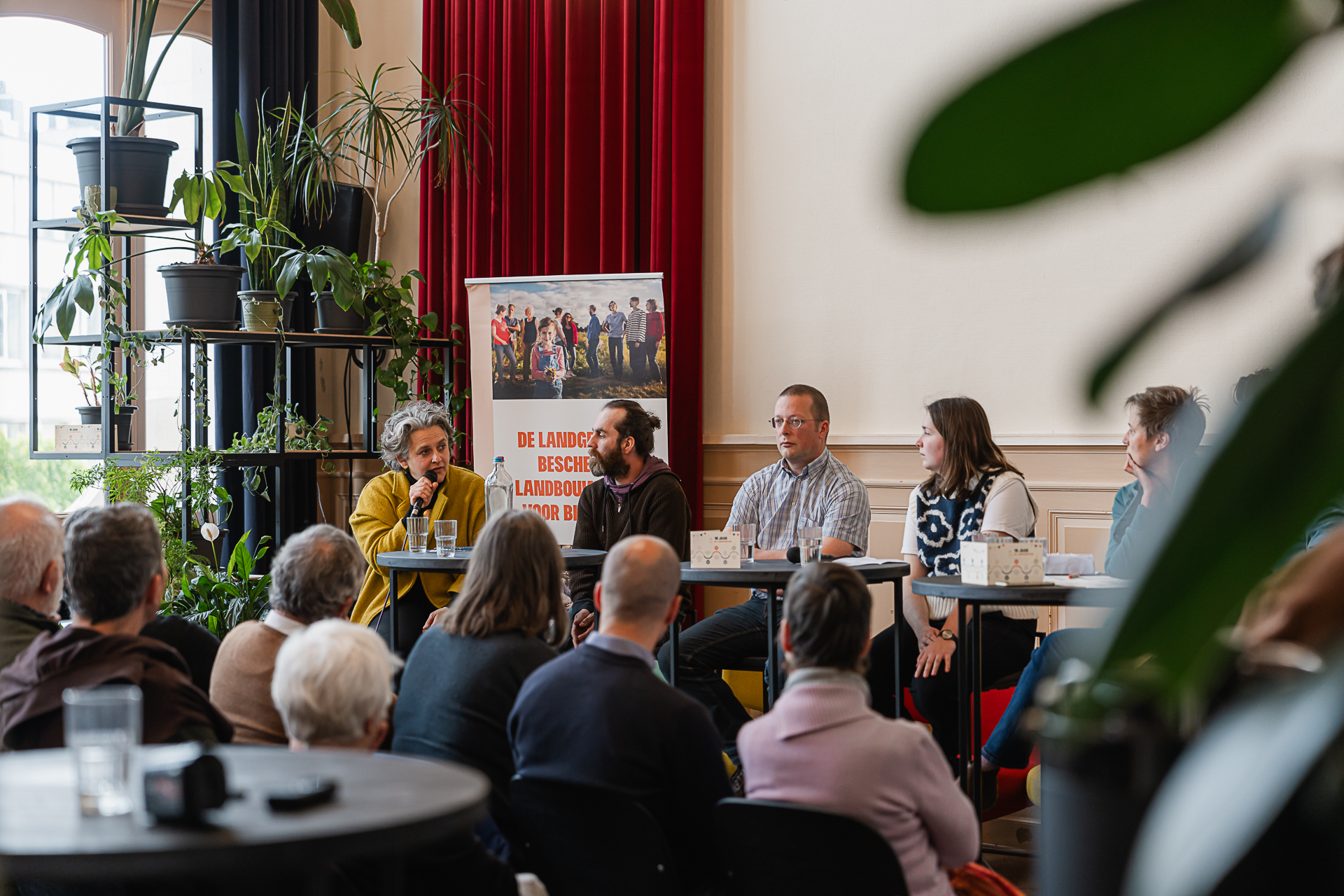 De landgenoten vierden hun 10-jarig bestaan met een verjaardagsdebat in De Vooruit