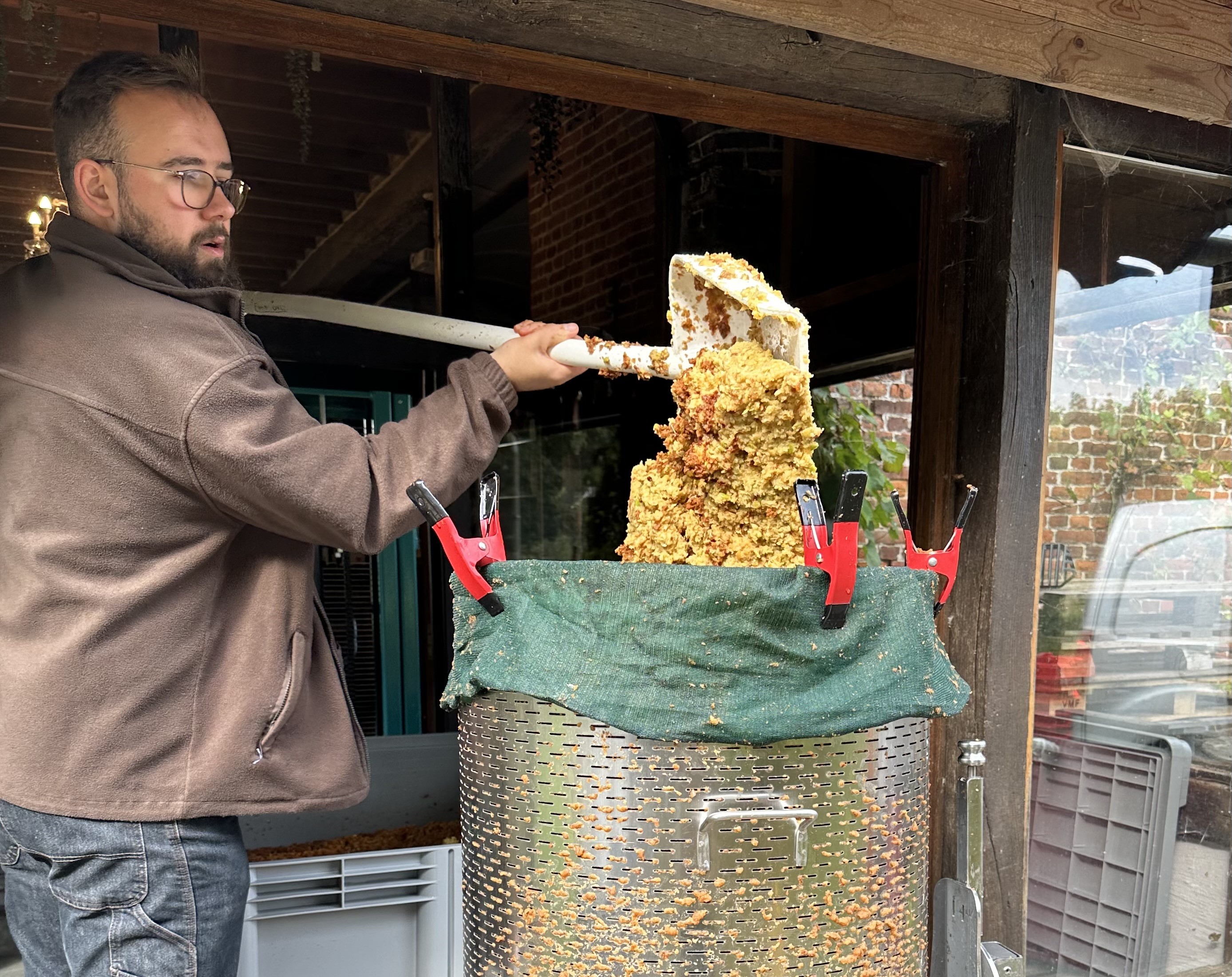 Bertjan verwerkt zijn appelen tot cider